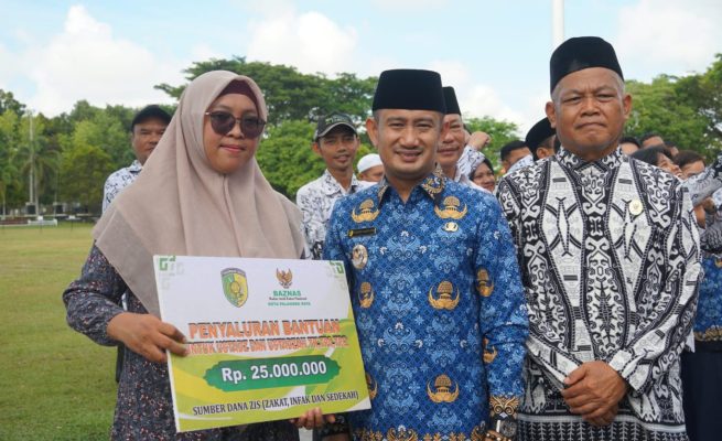 Peringati HGN, Baznas Kota Palangka Raya Salurkan Bantuan untuk Guru TPA dan Guru Swasta