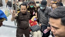 Tersangka Dugaan Korupsi Zirkon Pingsan Saat Hendak Ditahan