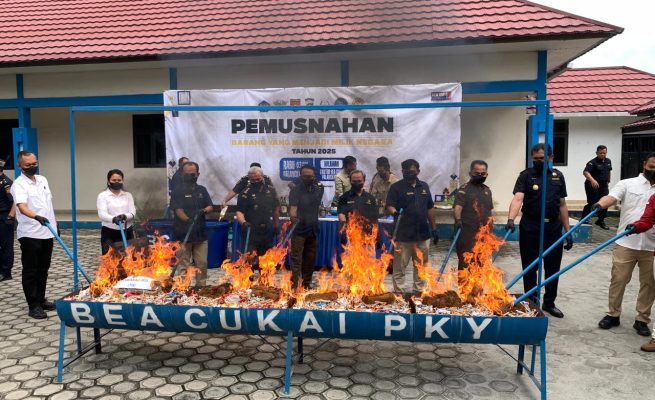 Bea Cukai Palangka Raya Musnahkan 227 Ribu Rokok dan Ratusan Liter Miras Ilegal