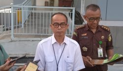 Asisten Intelijen Kejati Kalimantan Tengah, Hendri Hanafi, memberikan keterangan kepada awak media terkait pengembangan penyidikan dugaan korupsi dana hibah Pilkada Kotawaringin Timur di Kantor Kejati Kalteng, Senin (19/1/2026).