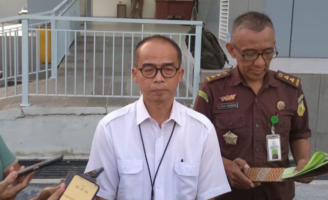Asisten Intelijen Kejati Kalimantan Tengah, Hendri Hanafi, memberikan keterangan kepada awak media terkait pengembangan penyidikan dugaan korupsi dana hibah Pilkada Kotawaringin Timur di Kantor Kejati Kalteng, Senin (19/1/2026).