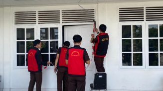 Penyidik Kejaksaan Tinggi Kalimantan Tengah melakukan penggeledahan di KPU Kabupaten Kotawaringin Timur, Senin (12/1/2026). Foto: Dok. Kejati Kalteng.