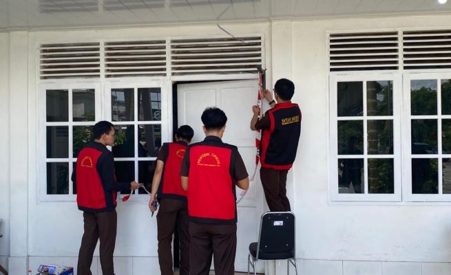 Penyidik Kejaksaan Tinggi Kalimantan Tengah melakukan penggeledahan di KPU Kabupaten Kotawaringin Timur, Senin (12/1/2026). Foto: Dok. Kejati Kalteng.