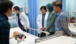 Gubernur Kalimantan Tengah Agustiar Sabran bersama Ketua TPKK Provinsi Kalimantan Tengah Aisyah Thisia Agustiar Sabran saat menjenguk pasien