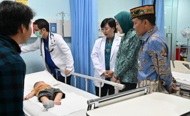 Gubernur Kalimantan Tengah Agustiar Sabran bersama Ketua TPKK Provinsi Kalimantan Tengah Aisyah Thisia Agustiar Sabran saat menjenguk pasien