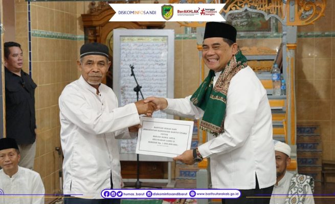 Bupati Barito Utara, H. Shalahuddin menyerahkan dana hibah sebesar Rp1 miliar