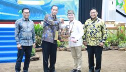 Gubernur Kalteng Agustiar Sabran didampingi Wagub Edy Pratowo menyerahkan cendera mata kepada Wakil Menteri Pendidikan Tinggi, Sains, dan Teknologi RI, Dr. Fauzan, pada Launching Program Strategis Sektor Pendidikan Provinsi Kalimantan Tengah 2026.