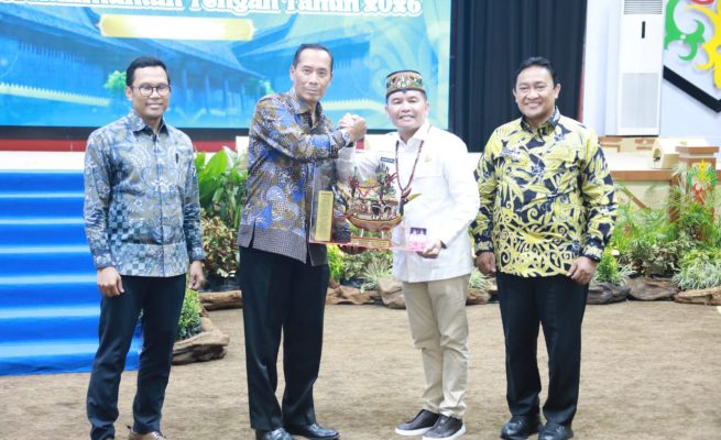 Gubernur Kalteng Agustiar Sabran didampingi Wagub Edy Pratowo menyerahkan cendera mata kepada Wakil Menteri Pendidikan Tinggi, Sains, dan Teknologi RI, Dr. Fauzan, pada Launching Program Strategis Sektor Pendidikan Provinsi Kalimantan Tengah 2026.
