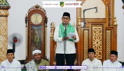 Bupati Barito Utara, H. Shalahuddin menyampaikan sambutan saat melaksanakan kunjungan Safari Ramadan di Masjid Al-Istiqamah, Desa Bukit Sawit, Kecamatan Teweh Selatan.