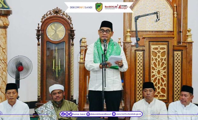 Bupati Barito Utara, H. Shalahuddin menyampaikan sambutan saat melaksanakan kunjungan Safari Ramadan di Masjid Al-Istiqamah, Desa Bukit Sawit, Kecamatan Teweh Selatan.