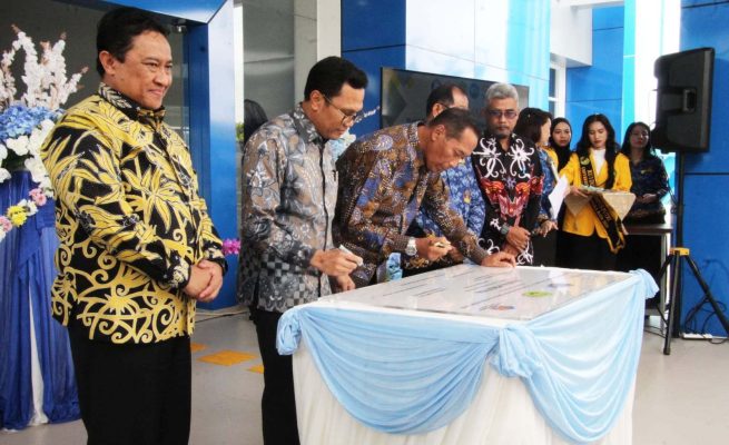 Wagub Kalteng Edy Pratowo didampingi Wamen Dikti Saintek Fauzan dan Deputi PMK Bappenas RI Pungkas Bahjuri Ali saat meresmikan Gedung MERC Fakultas Kedokteran UPR.