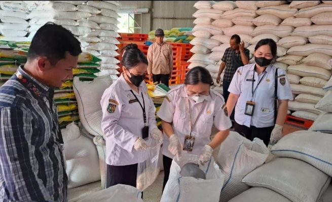 Pengambilan sampel beras SPHP di Gudang Perum Bulog Kalteng, Jl. Tjilik Riwut Km 7, Palangka Raya