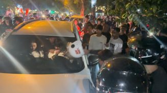Pengendara Mobil Nyaris Diamuk Massa Ditengah Suasana Balap Liar di Jalan RTA Milono
