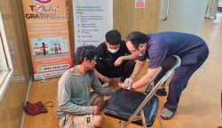 Dokter Devid Fernando mengobati luka di jari, setelah cincin yang menjepit dilepas tim Damkar Pulang Pisau