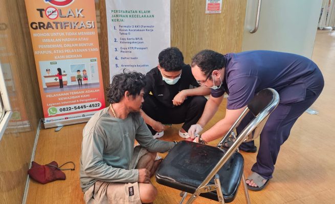 Dokter Devid Fernando mengobati luka di jari, setelah cincin yang menjepit dilepas tim Damkar Pulang Pisau