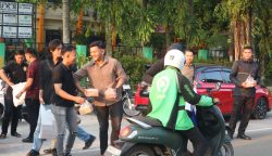 Polisi Remaja Polresta Palangka Raya Letting 45–52 Berbagi Takjil di Jalan Diponegoro, Warga Sambut Antusias