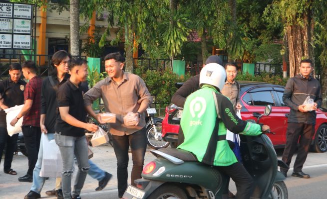 Polisi Remaja Polresta Palangka Raya Letting 45–52 Berbagi Takjil di Jalan Diponegoro, Warga Sambut Antusias