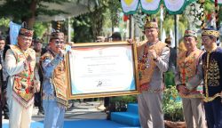 Gubernur Agustiar Sabran Berikan Penghargaan kepada Kapolda Kalteng di HUT ke-69 Kalteng
