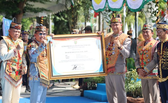 Gubernur Agustiar Sabran Berikan Penghargaan kepada Kapolda Kalteng di HUT ke-69 Kalteng