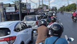 Kesulitan Cari BBM, Warga Palangka Raya Rela Keliling hingga Antre Panjang di SPBU