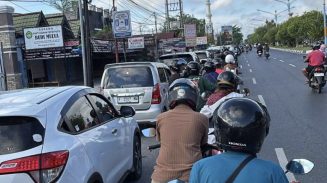 Kesulitan Cari BBM, Warga Palangka Raya Rela Keliling hingga Antre Panjang di SPBU
