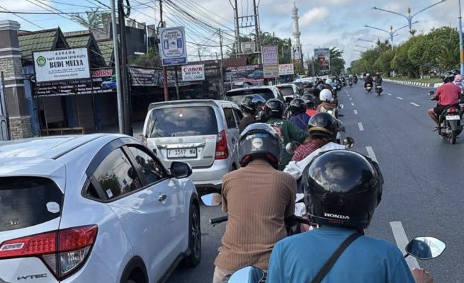 Kesulitan Cari BBM, Warga Palangka Raya Rela Keliling hingga Antre Panjang di SPBU