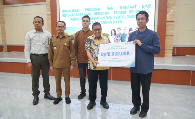 BPJS Ketenagakerjaan Palangka Raya Serahkan Santunan untuk Relawan Damkar yang Gugur Saat Bertugas