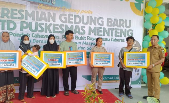 Wali Kota Fairid Serahkan Bansos Pengobatan untuk Warga Menteng, Tegaskan Komitmen Tingkatkan Layanan Kesehatan