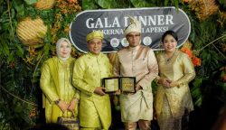 Wakil Wali Kota Palangka Raya, Achmad Zaini didampingi Ketua Gabungan Organisasi Wanita (GOW) Kota Palangka Raya, Merty Achmad Zaini