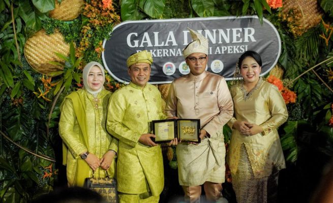 Wakil Wali Kota Palangka Raya, Achmad Zaini didampingi Ketua Gabungan Organisasi Wanita (GOW) Kota Palangka Raya, Merty Achmad Zaini