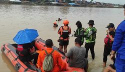 BASARNAS dan Tim Gabungan saat mencari korban tenggelam di Sungai Kahayan
