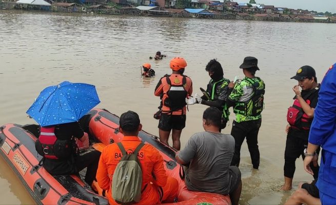 BASARNAS dan Tim Gabungan saat mencari korban tenggelam di Sungai Kahayan