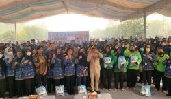 Foto bersama Gubernur Kalimantan Tengah H. Agustiar Sabran bersama PNS Golongan I dan II, PPPK, PPPK Paruh Waktu, serta tenaga outsourcing yang menerima bantuan