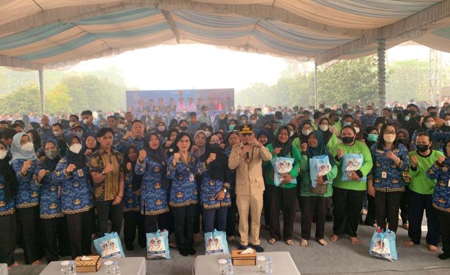 Foto bersama Gubernur Kalimantan Tengah H. Agustiar Sabran bersama PNS Golongan I dan II, PPPK, PPPK Paruh Waktu, serta tenaga outsourcing yang menerima bantuan