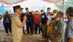 Gubernur Agustiar Sabran saat menyapa warga