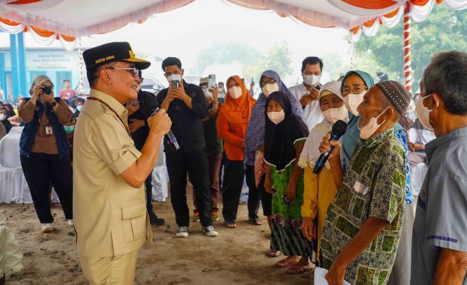Gubernur Agustiar Sabran saat menyapa warga